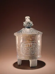 Cuenco trípode estilo Teotihuacán con tapa de efigie encontrado en Tikal